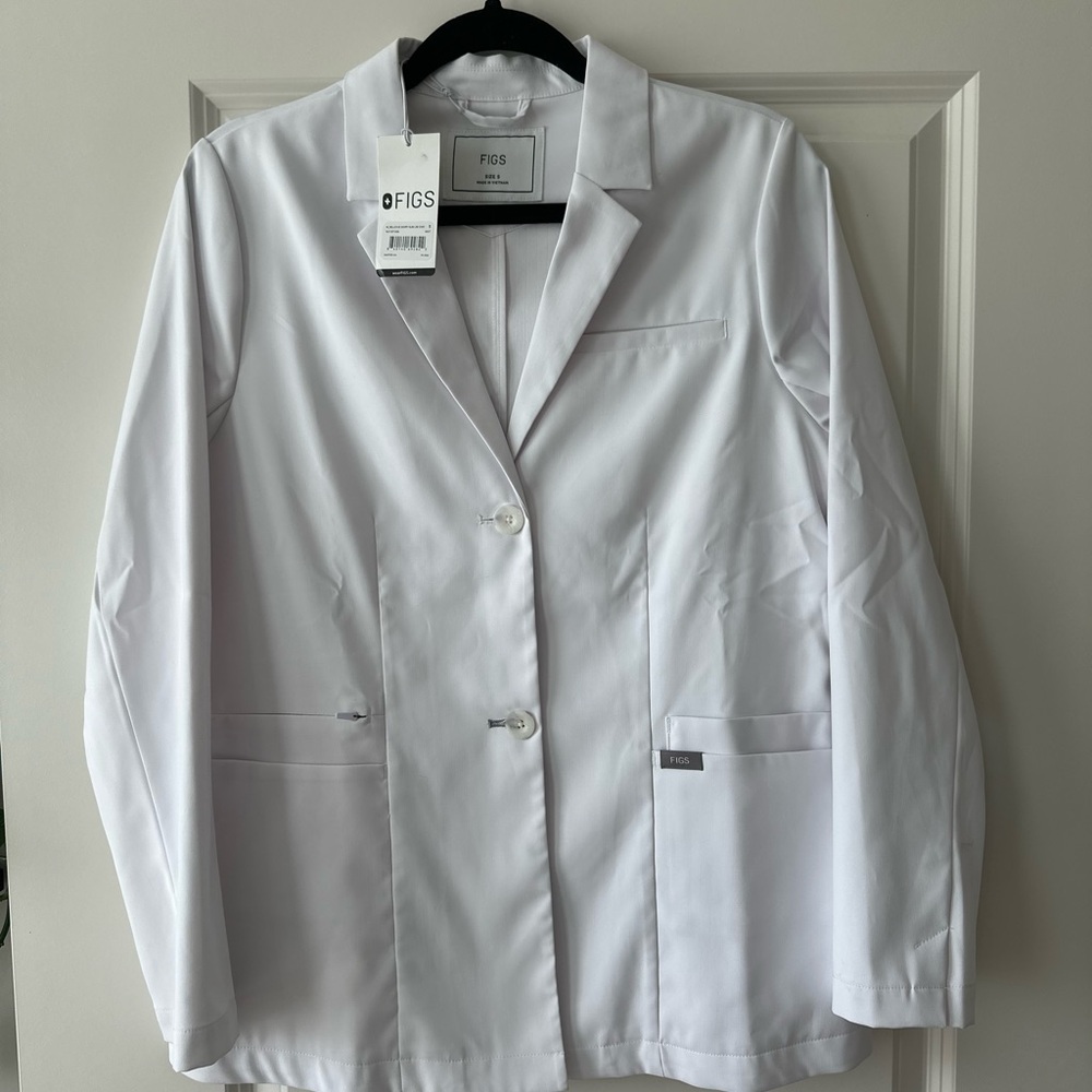 FIGS Women's Bellevue Slim Short Lab Coat